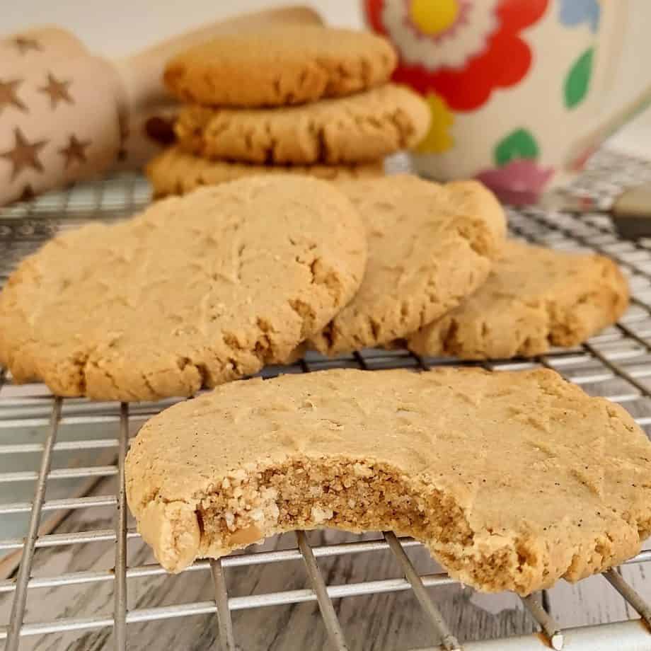 Simple Vegan and Gluten Free Peanut Butter Cookies - Glutarama